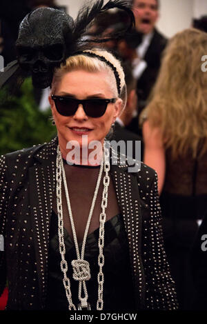 Sängerin Debbie Harry von "Blondie" kommt bei der Costume Institute Gala für die "Punk: Chaos, Couture" Ausstellung im Metropolitan Museum of Art in New York City, USA, am 6. Mai 2013. Foto: Luis Garcia Stockfoto