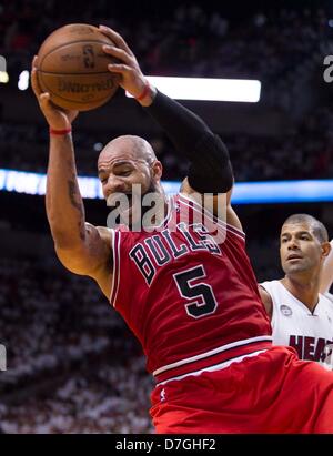 Miami, Florida, USA. 6. Mai 2013.  Chicago Bulls Power-forward heißt Carlos Boozer (5) für ein Foul an diesem Rebound bei AmericanAirlines Arena in Miami am 6. Mai 2013. (Bild Kredit: Kredit: Allen Eyestone/The Palm Beach Post/ZUMAPRESS.com/Alamy Live-Nachrichten) Stockfoto