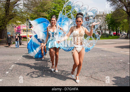 Brighton, UK. 7. Mai 2013. Die Lady-Boys von Bangkok, die wieder in Brighton im Rahmen des Brighton Festival Fringe mit ihrer Show glamourös Amourous sind. Auf bis zu Samstag, 1. Juni 2013 bei Sabai Pavillon, Victoria Gardens, Grand Parade, Brighton. Bildnachweis: Julia Claxton/Alamy Live-Nachrichten Stockfoto