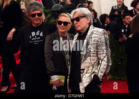 Clem Burke (r), Debbie Harry und Chris Stein (l) von "Blondie" kommen bei der Costume Institute Gala für die "Punk: Chaos, Couture" Ausstellung im Metropolitan Museum of Art in New York City, USA, am 6. Mai 2013. Foto: Luis Garcia Stockfoto