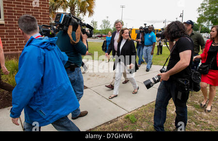 7. Mai 2013 - wirft Mt. Pleasant, South Carolina, USA - ELIZABETH COLBERT BUSCH, Kandidat der Demokraten für South Carolinas 1. Kongreßbezirk, ihre Stimmzettel an die Moultrie Middle School. (Kredit-Bild: © Brian Cahn/ZUMAPRESS.com) Stockfoto