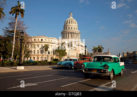 klassische US-Cars und El Capitolio in zentralen Havanna, Kuba, Karibik Stockfoto