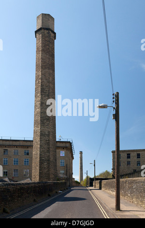 Alte Mühlen und Schornsteine an Dean Clough, Halifax, West Yorkshire Stockfoto