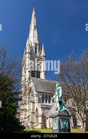 All Souls Church, Boothtown, mit Statue von Edward Ackroyd, Halifax, West Yorkshire Stockfoto