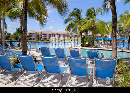 Hollywood Florida, Wasser, Crowne Plaza Hollywood Beach, Hotel, Poolbereich, Palmen, Liegestühle, FL120929120 Stockfoto