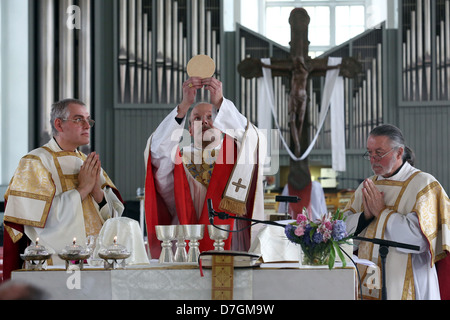 Weihe den Gastgeber, Sakrament des Abendmahls in der alten mittelalterlichen Ritus der lutherischen St. Johannes-Bruderschaft in einer Kirche in Stockfoto