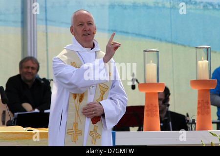 Anglikanischer Bischof Nicholas Baines Segen im sonntäglichen Gottesdienst in der Evangelischen Kirchentag in Hamburg Stockfoto