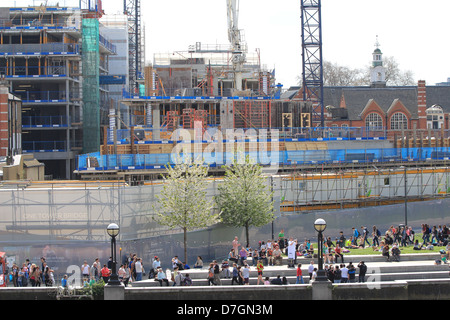 Massen von Touristen auf der Southbank die Themse in der Nähe von No One Tower Bridge Stockfoto