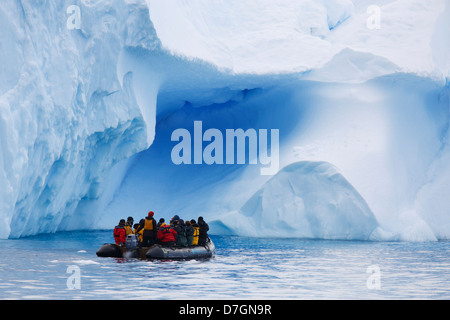 Besucher Zodiak in Cierva Bucht, Antarktis Kreuzfahrt. Stockfoto