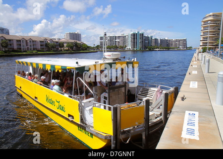 Ft. Fort Lauderdale Florida, Intracoastal the Water Taxi, Taxis, Boote, Crowne Plaza Hollywood Beach, Hotel, Haltestelle, Passagiere Fahrer, Männer m. Stockfoto