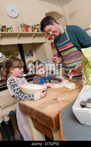 Familie machen Soda Brot in Küche Stockfoto