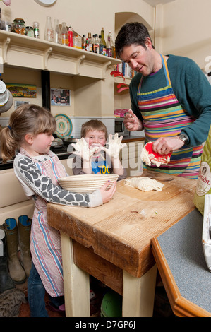 Familie machen Soda Brot in Küche Stockfoto