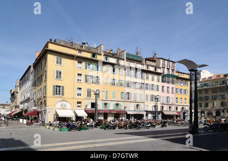 Stadtplatz mit Outdoor-Restaurants und Straßencafés auf dem Cours Estienne d'Orves Marseille Provence Frankreich Stockfoto