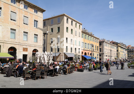 Stadtplatz oder öffentlicher Platz, Straßencafés und Restaurants Cours d'Estienne d'Orves Marseille Provence Frankreich Stockfoto