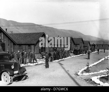 Dieses historische Foto zeigt einen morgendlichen Appell im Lager des Civilian Conservation Corps (CCC) in North Bend, Washington, der die tägliche Routine der Arbeiter während der Großen Depression feststellt. Stockfoto