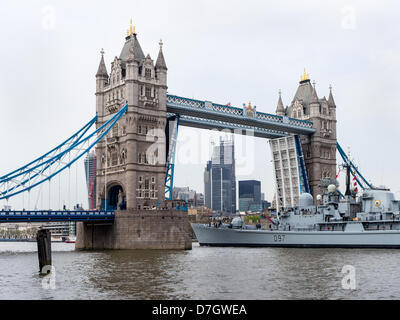 London, UK - 7. Mai 2013: HMS Edinburgh durchläuft Tower Bridge heute, wie sie in London für Veranstaltungen anlässlich des 70. Jahrestag der Schlacht des Atlantiks gekommen. Bildnachweis: CBCK-Christine/Alamy Live-Nachrichten Stockfoto