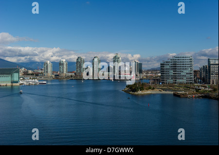 Telus Welt der Wissenschaft am Ende des false Creek. Das 2010 Olympische Dorf auf der rechten Seite. Vancouver, Britisch-Kolumbien Stockfoto