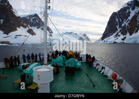 Passagiere an Bord der Eisbrecher Ortelius durch den Lemaire-Kanal, Antarktis. Stockfoto