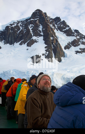 Passagiere an Bord der Eisbrecher Ortelius durch den Lemaire-Kanal, Antarktis. Stockfoto