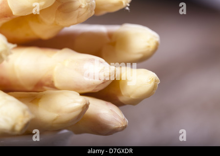 Nahaufnahme von einigen Spargelspitzen Stockfoto