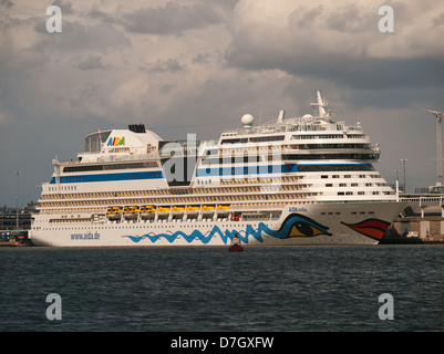 Kreuzfahrtschiff, die AIDAstella in Southampton Port Hampshire England UK festgemacht Stockfoto