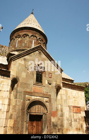 Geghard-Kloster in Armenien, einzigartigen architektonischen Konstruktion wird teilweise aus dem angrenzenden Berg geschnitzt. Stockfoto