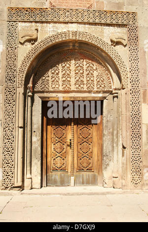 Geghard-Kloster in Armenien, einzigartigen architektonischen Konstruktion wird teilweise aus dem angrenzenden Berg geschnitzt. Stockfoto