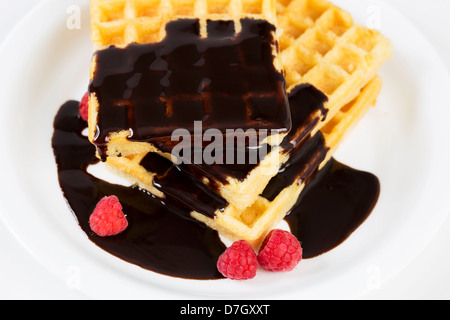 Über blicken auf Wafern mit Beeren auf Platte Stockfoto