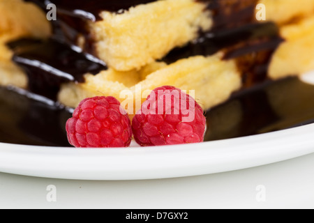 Vergrößerten Beeren mit Wafern von Schokolade gegossen Stockfoto