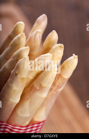 Nahaufnahme von einigen Spargelspitzen Stockfoto