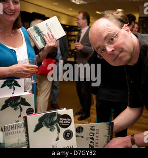 Oxford, UK. 7. Mai 2013. Autor Jonathan Holt unterschreibt Exemplare seines neuen Buches The Abomination auf Waterstones Buchhandlung, Oxford. Bildnachweis: Alamy Live-Nachrichten Stockfoto