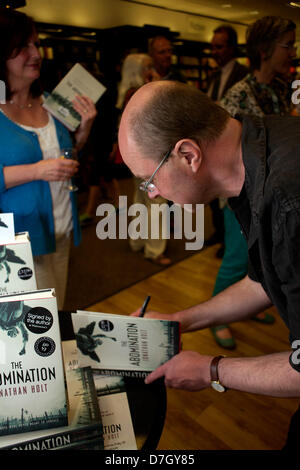 Oxford, UK. 7. Mai 2013. Autor Jonathan Holt unterschreibt Exemplare seines neuen Buches The Abomination auf Waterstones Buchhandlung, Oxford. Bildnachweis: Alamy Live-Nachrichten Stockfoto