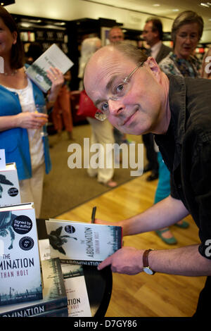 Oxford, UK. 7. Mai 2013. Autor Jonathan Holt unterschreibt Exemplare seines neuen Buches The Abomination auf Waterstones Buchhandlung, Oxford. Bildnachweis: Alamy Live-Nachrichten Stockfoto