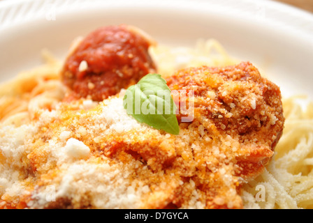 Frikadellen und Käse über Spaghetti Stockfoto