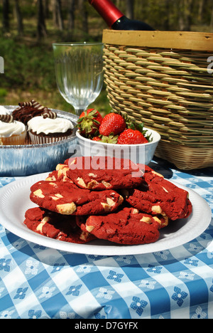 Gourmet-Picknick-Desserts - rotem Samt Cookies Stockfoto