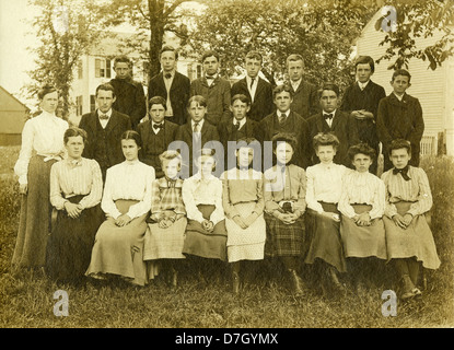 Ca. 1900 Schule Foto zeigt eine Gruppe von Schuljungen und Mädchen im Alter von 10-14 Jahre alt. Stockfoto