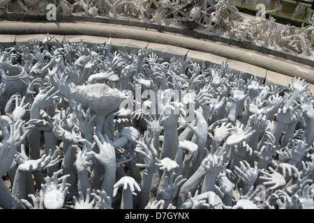 Die Hände der Statue aus der Hölle in Wat Rong Khun in Chiang Rai Provinz, Thailand Stockfoto