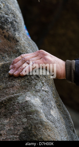 Der Kletterer kreidige Hand auf gritstone Stockfoto