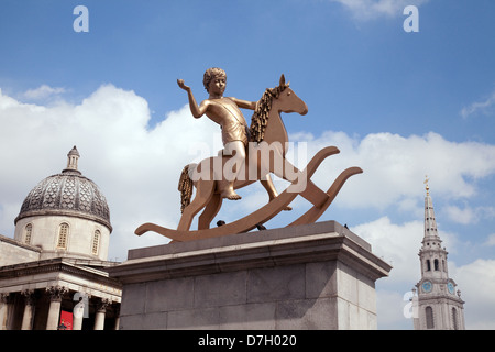 Machtlos Strukturen - eine Bronzestatue eines jungen auf einem Schaukelpferd auf dem Fourth Plinth, Trafalgar Square London UK 2013 Stockfoto