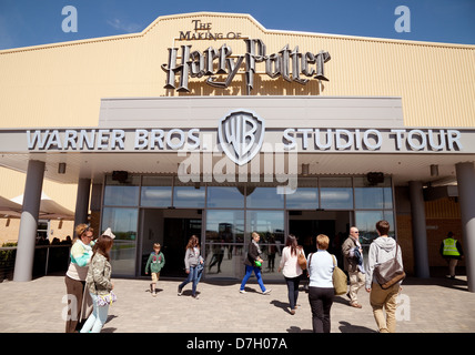 Personen vor dem Eingang zur Harry Potter World Warner Bros Studio Tour, Watford, London, Großbritannien Stockfoto