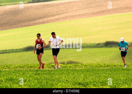 Läufer auf die drei Festungen Herausforderung auf dem Weg zur Chanctonbury Ring in West Sussex. Stockfoto