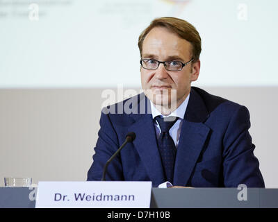 Berlin, Deutschland. 7. Mai 2013. Eine Pressekonferenz findet statt an das Bundesministerium der Finanzen in Berlin anlässlich des 25-jährigen Jubiläums des Deutsch-französischer Finanz- und Wirtschaftsrat unter Beteiligung der deutschen Bundesfinanzminister, Wolfgang Schäuble, der Präsident der Deutschen Bundesbank, Jens Weidmann, der französische Minister für Wirtschaft, Finanzen und Außenhandel, Pierre Moscovici und Präsident der Bank von Frankreich Christian Noyer. Bild: Jens Weidmann, Präsident der Deutschen Bundesbank, abgebildet auf einer Pressekonferenz in Berlin. Stockfoto