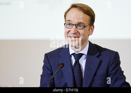 Berlin, Deutschland. 7. Mai 2013. Eine Pressekonferenz findet statt an das Bundesministerium der Finanzen in Berlin anlässlich des 25-jährigen Jubiläums des Deutsch-französischer Finanz- und Wirtschaftsrat unter Beteiligung der deutschen Bundesfinanzminister, Wolfgang Schäuble, der Präsident der Deutschen Bundesbank, Jens Weidmann, der französische Minister für Wirtschaft, Finanzen und Außenhandel, Pierre Moscovici und Präsident der Bank von Frankreich Christian Noyer. Bild: Jens Weidmann, Präsident der Deutschen Bundesbank, lächelt auf einer Pressekonferenz in Berlin. Stockfoto