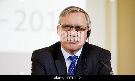 Berlin, Deutschland. 7. Mai 2013. Eine Pressekonferenz findet statt an das Bundesministerium der Finanzen in Berlin anlässlich des 25-jährigen Jubiläums des Deutsch-französischer Finanz- und Wirtschaftsrat unter Beteiligung der deutschen Bundesfinanzminister, Wolfgang Schäuble, der Präsident der Deutschen Bundesbank, Jens Weidmann, der französische Minister für Wirtschaft, Finanzen und Außenhandel, Pierre Moscovici und Präsident der Bank von Frankreich Christian Noyer. Bild: Präsident der Banque de France, Christian Noyer. Stockfoto