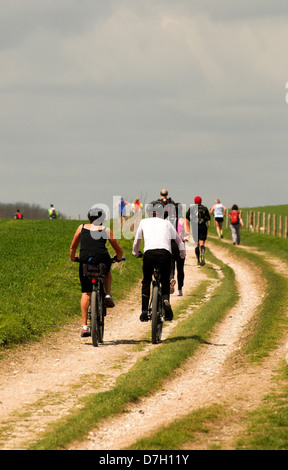 Läufer auf die drei Festungen Herausforderung auf dem Weg zur Chanctonbury Ring in West Sussex. Stockfoto