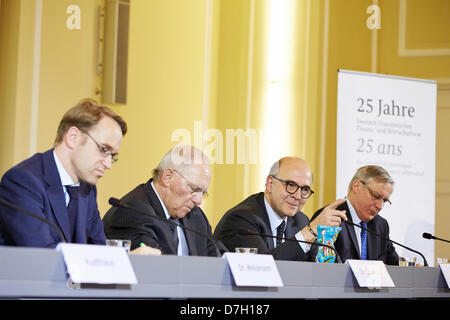 Berlin, Deutschland. 7. Mai 2013. Eine Pressekonferenz findet statt an das Bundesministerium der Finanzen in Berlin anlässlich des 25-jährigen Jubiläums des Deutsch-französischer Finanz- und Wirtschaftsrat unter Beteiligung der deutschen Bundesfinanzminister, Wolfgang Schäuble, der Präsident der Deutschen Bundesbank, Jens Weidmann, der französische Minister für Wirtschaft, Finanzen und Außenhandel, Pierre Moscovici und Präsident der Bank von Frankreich Christian Noyer. Bild: französischer Minister für Wirtschaft, Finanzen und Außenhandel, Pierre Moscovici, spricht vor der Presse beiseite Wolfgang Schäuble (CDU), Deutsch Stockfoto