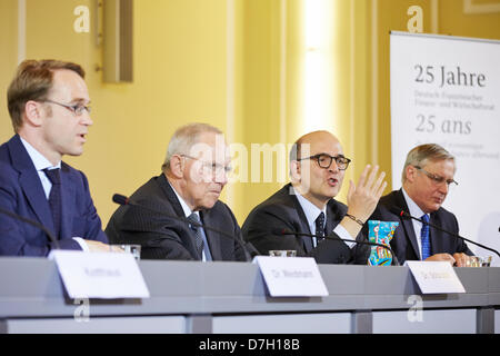 Berlin, Deutschland. 7. Mai 2013. Eine Pressekonferenz findet statt an das Bundesministerium der Finanzen in Berlin anlässlich des 25-jährigen Jubiläums des Deutsch-französischer Finanz- und Wirtschaftsrat unter Beteiligung der deutschen Bundesfinanzminister, Wolfgang Schäuble, der Präsident der Deutschen Bundesbank, Jens Weidmann, der französische Minister für Wirtschaft, Finanzen und Außenhandel, Pierre Moscovici und Präsident der Bank von Frankreich Christian Noyer. Bild: französischer Minister für Wirtschaft, Finanzen und Außenhandel, Pierre Moscovici, spricht vor der Presse beiseite Wolfgang Schäuble (CDU), Deutsch Stockfoto