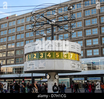 Die Uhr in der Welt von Eric John zum Alexanderplatz in Berlin, Deutschland Stockfoto