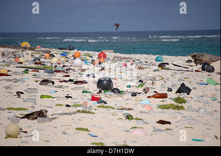 Kunststoff und marine Schutt angeschwemmt am Strand auf Laysan Insel 14. September 2009 in Hawaiian Islands National Wildlife Refuge. Stockfoto