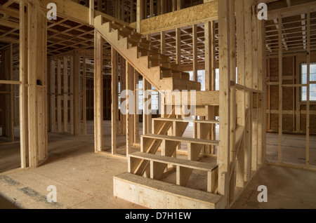 neues Haus Konstruktion Interieur mit exponierten Rahmung und Treppen Stockfoto